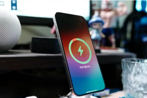 敖汉苹果15换屏服务分享用什么充电器给iPhone15充电更好 